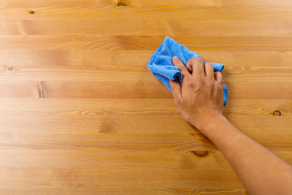 tache sur meubles en bois brut ou vernis les astuces de nettoyage Astuces Ecologie